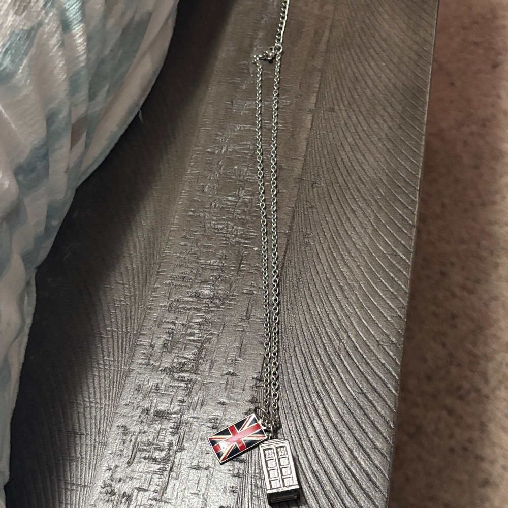 Dr. Who Tardis necklace